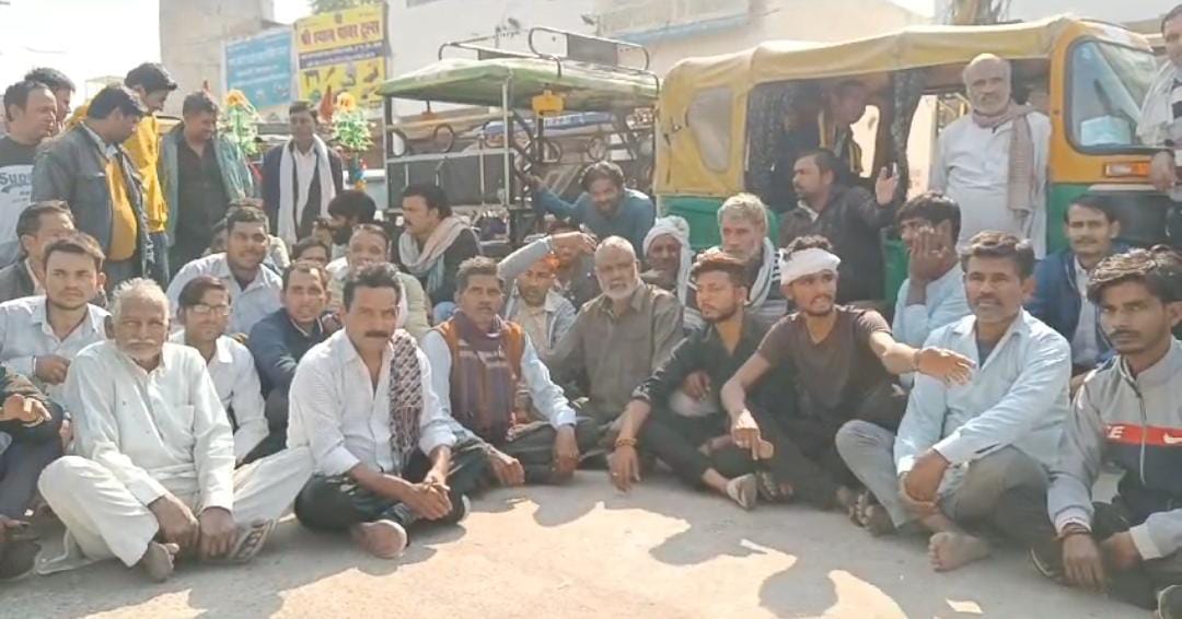 E-rickshaw drivers sit on dharna in protest against challan
