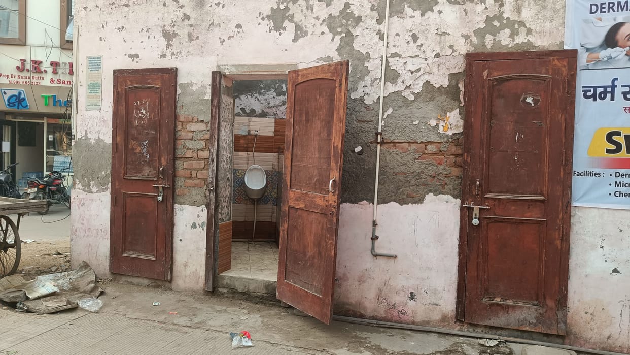 The city's toilets are in bad shape, the smell is so bad that it is difficult to even pass by.