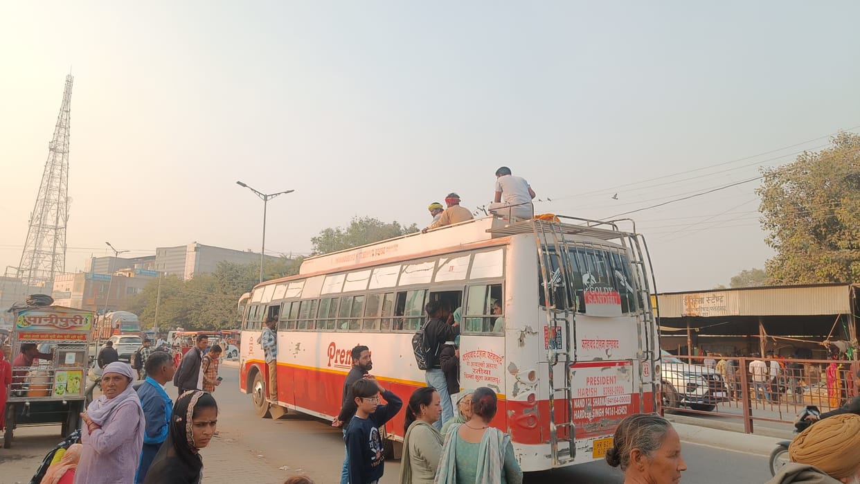 72 buses go to Jind, passengers face trouble, travel sitting on rooftop