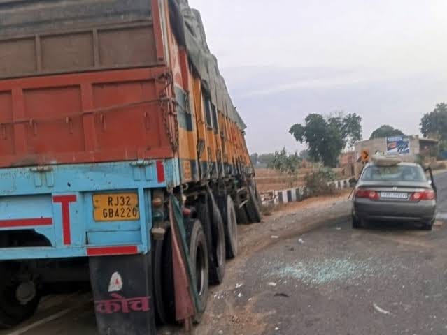 सड़क हादसे में क्षतिग्रस्त हुई कार व ट्रक