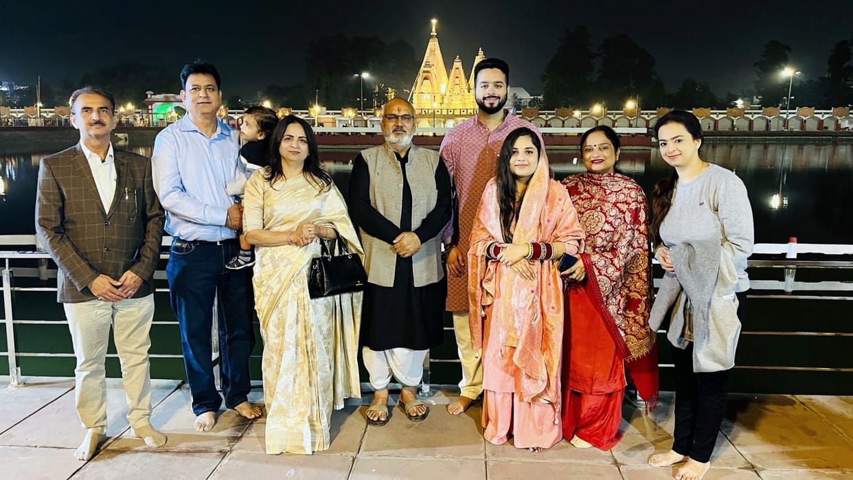 NRI couple performed special worship in the evening Maha Aarti of Brahmasarovar.