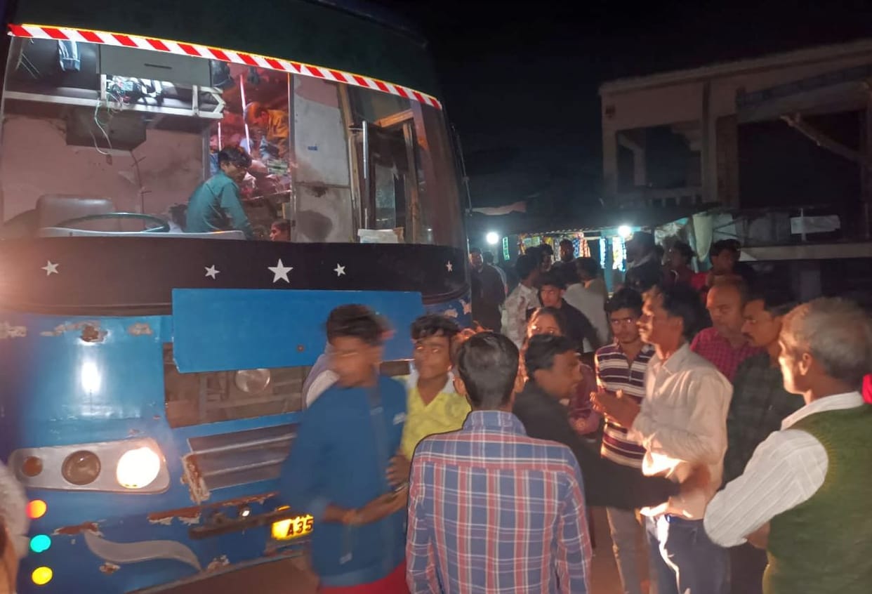 Private bus operator beats up bike rider