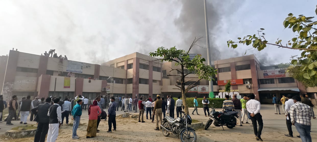 Fire broke out in three storey building of Vikas Bhawan, officers and employees trapped