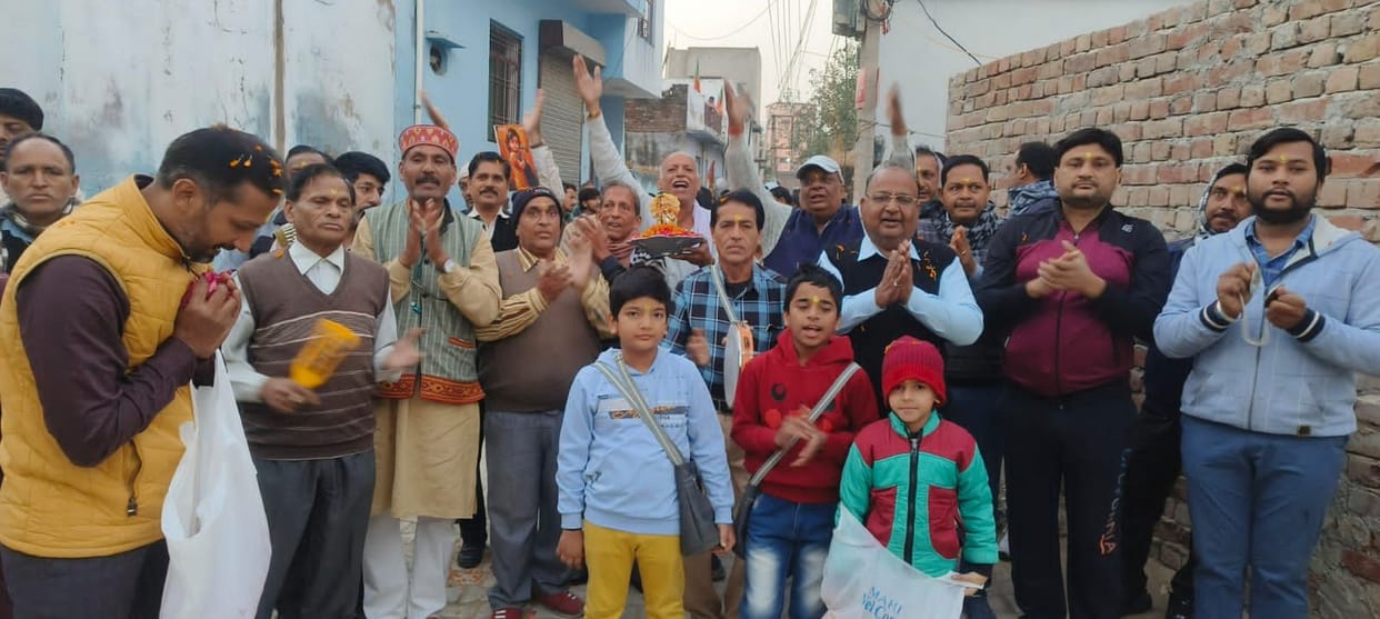 The atmosphere echoed with the cheers of Radha Rani in Prabhat Pheri.