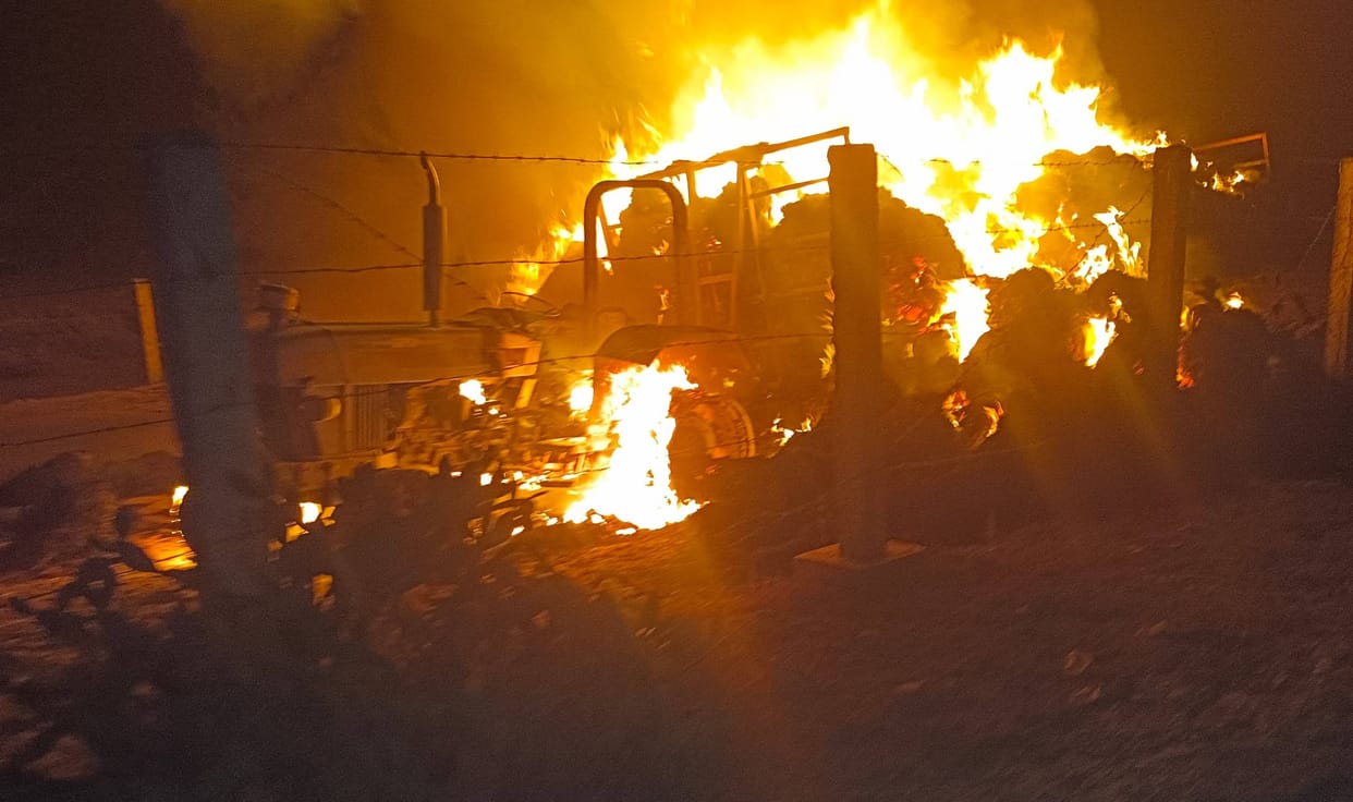 A tractor trolley loaded with straw caught fire in the middle of the market, a major accident was averted due to the driver's presence of mind