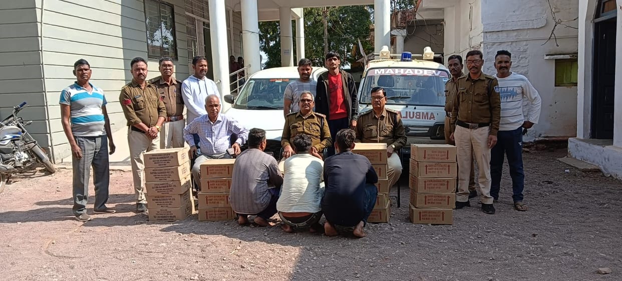Damoh Illegal liquor was being brought in an ambulance police surrounded and caught vehicle accused arrested