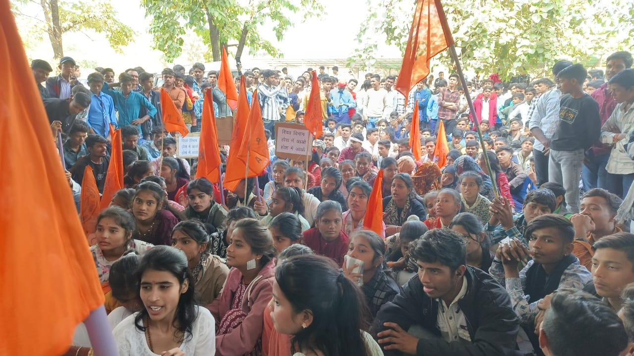 Damoh ABVP creates ruckus over chaos in school and college SDM gets angry over recording snatches mobile