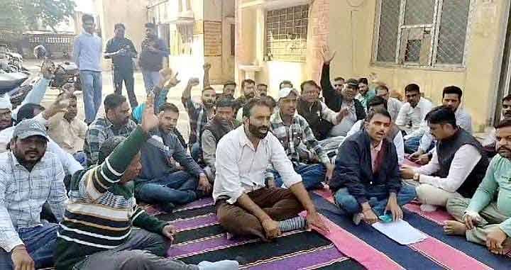 हनुमानगढ़ में धरना व प्रदर्शन करते हुए विद्युत कार्मी।