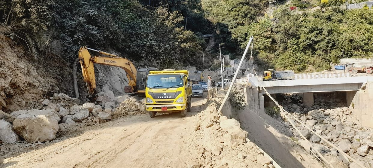 Debris fell on Kalothar road, vehicular movement remained closed for 12 hours