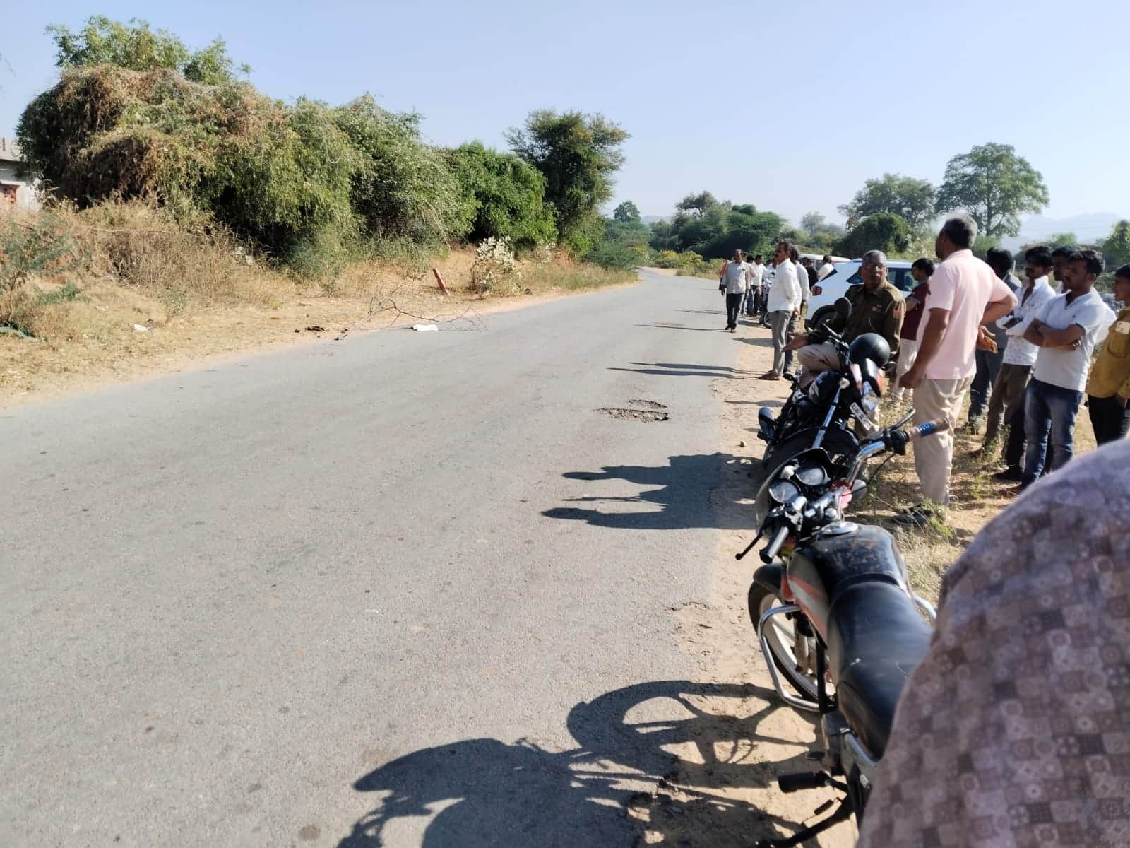 मौके पर पहुंची पुलिस और लोगों की भीड़।