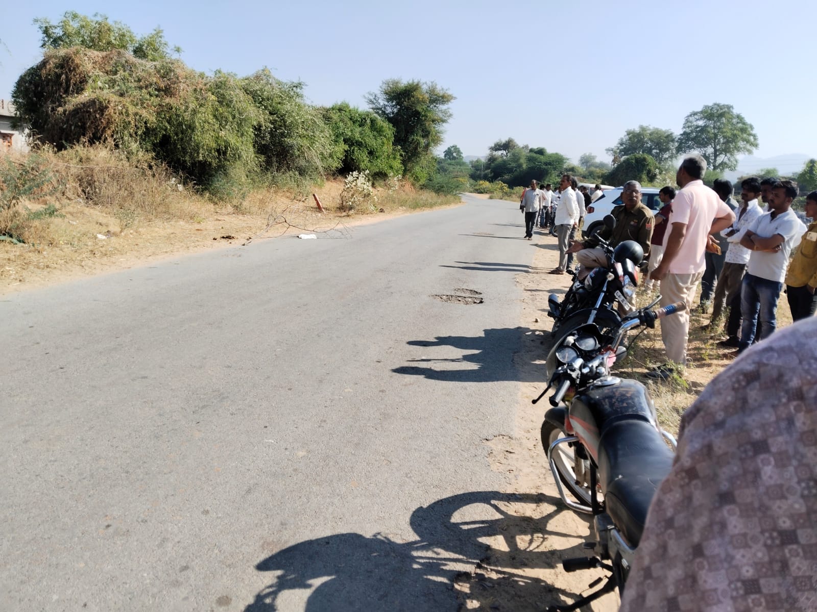 मौके पर पहुंची पुलिस और लोगों की भीड़।