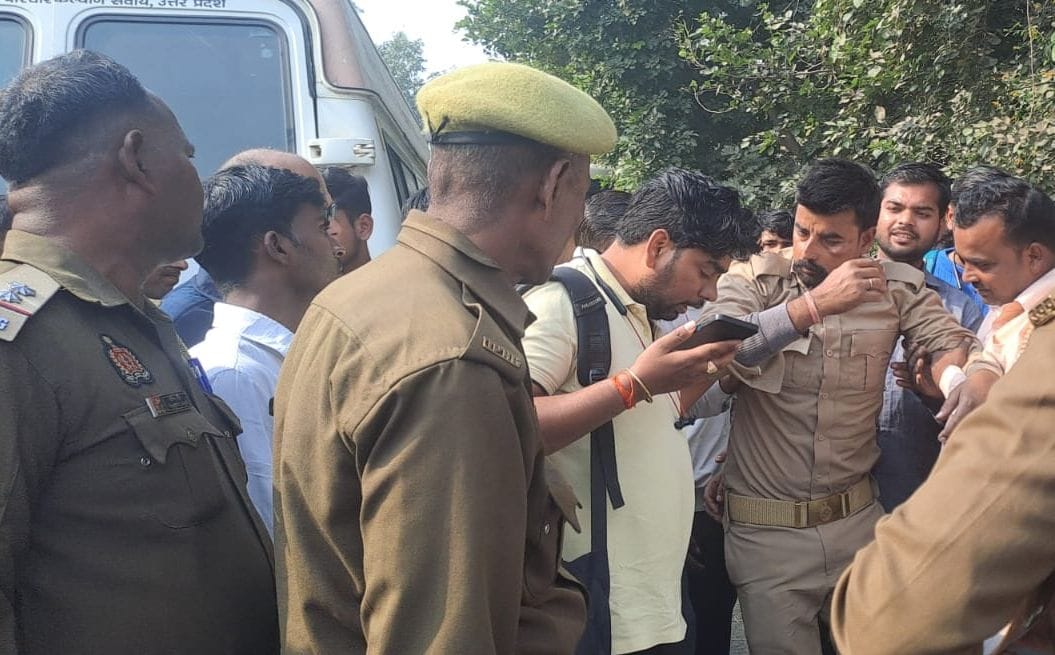 Driver-conductor beaten with sticks for not giving way, glass of bus broken