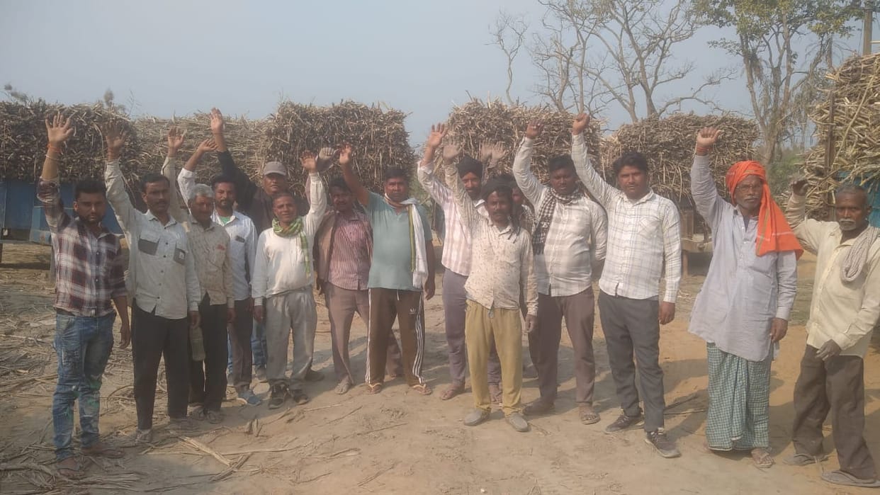 Weighing stopped at the sugarcane purchase center of Dhakkachant for two days, farmers protest