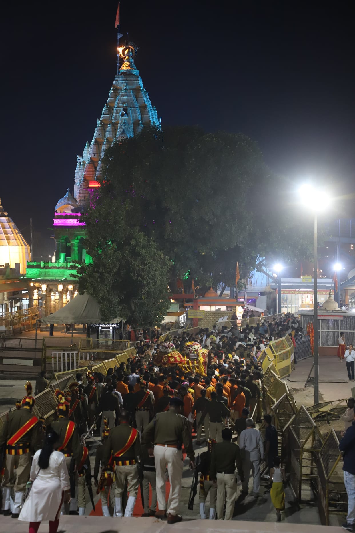 Ujjain News royal procession Baba Mahakal gave darshan to devotees in form of Manmohan armed forces saluted