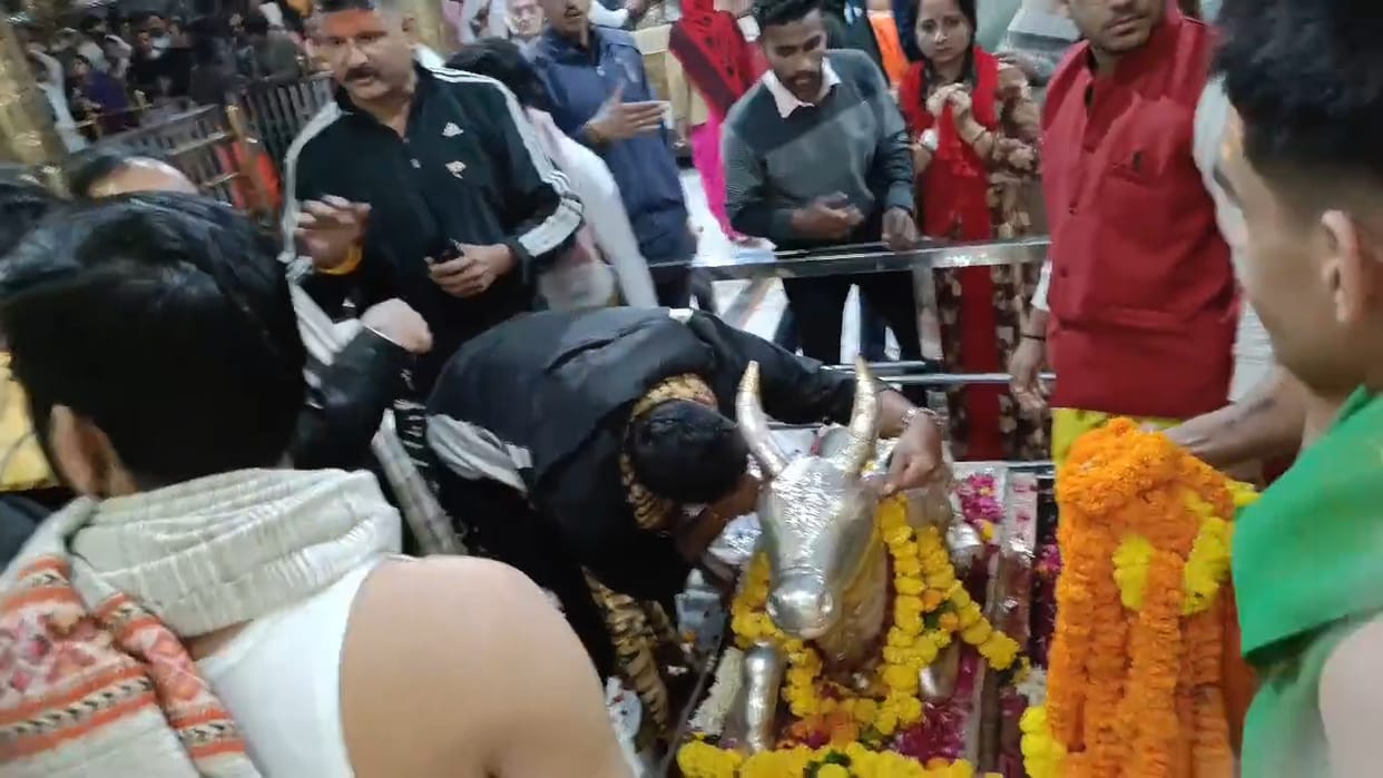 Ujjain News: Indian Cricketers Offer Prayers at Mahakaleshwar Temple Seek Blessings in Bhasma Aarti