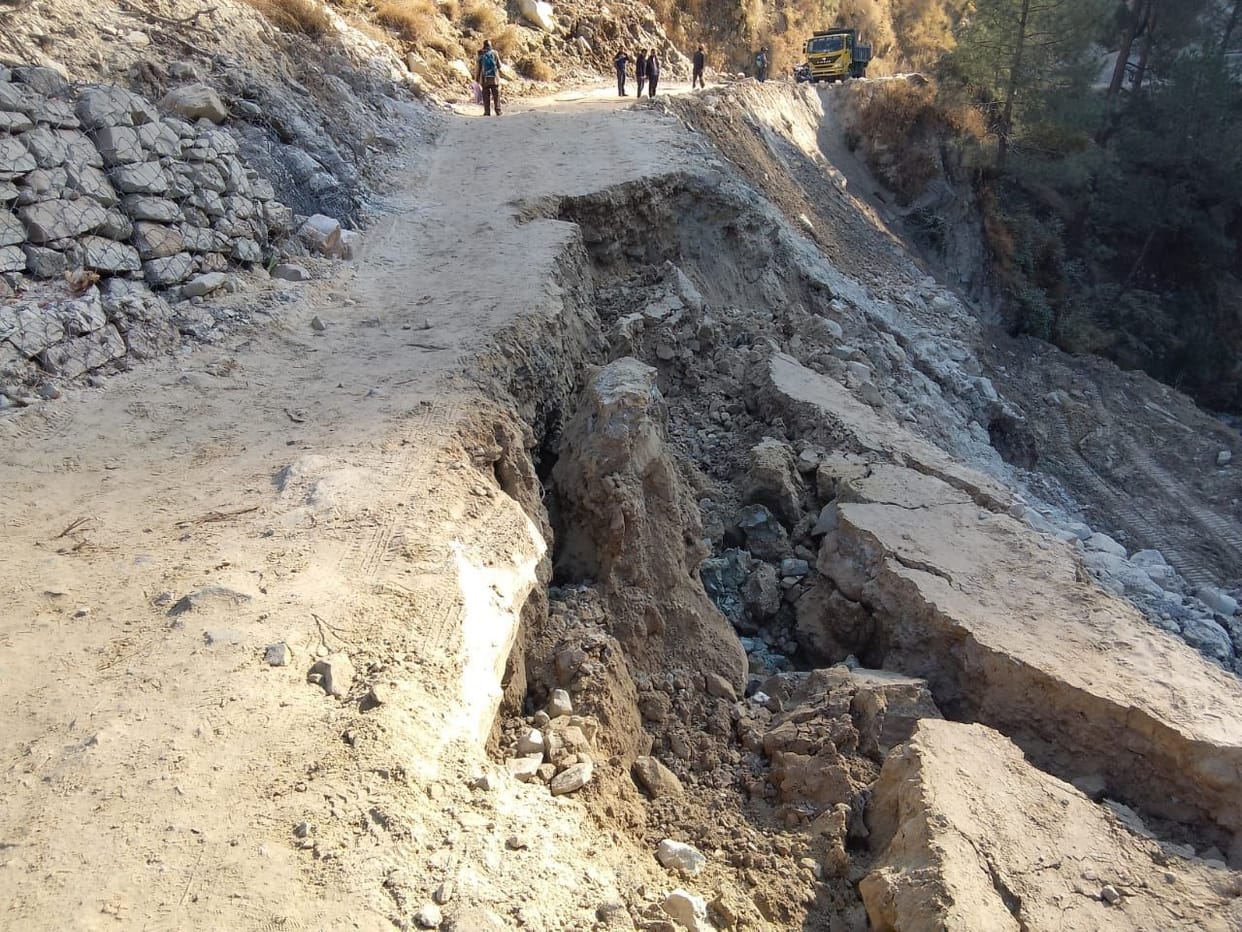 Road blocked due to landslide in Seripul, Rampur Bushahr, ShimlaRoad blocked due to landslide in Seripul, Rampur Bushahr, Shimla