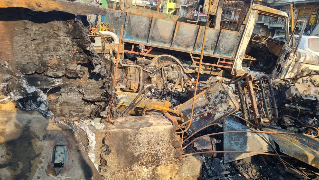 Fire breaks out in scrap market in Dador, recovery van, engines of vehicles burnt