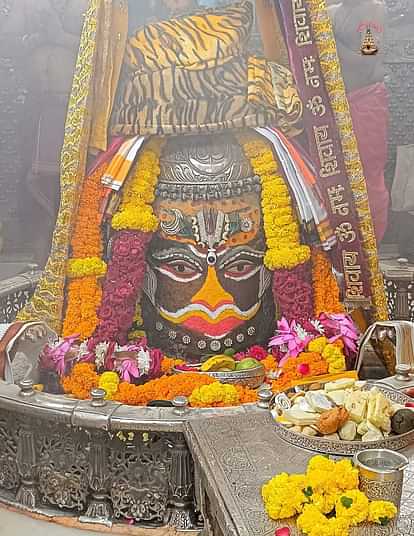 Ujjain News: एकादशी पर मोर पंख और वैष्णव तिलक लगाकर सजे बाबा महाकाल, फिर की गई भस्म आरती Baba Mahakal was decorated in Bhasma Aarti by applying peacock feathers and Vaishnav Tilak