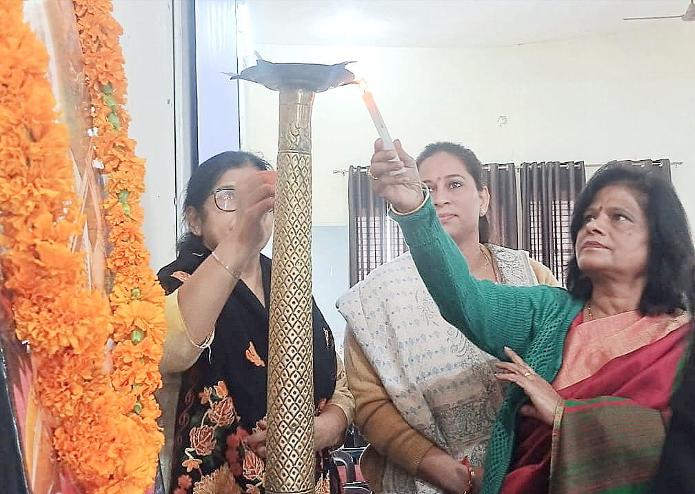 Provide helpline numbers for women's safety