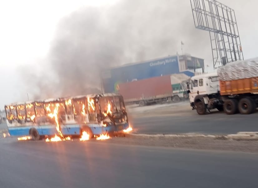 Kilometer scheme bus caught fire on the way, passengers narrowly escaped