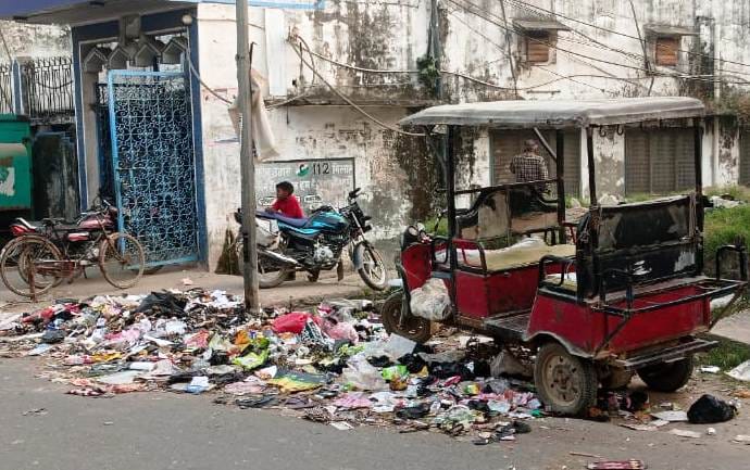 There was a lot of filth in the town, the strike ended in the evening