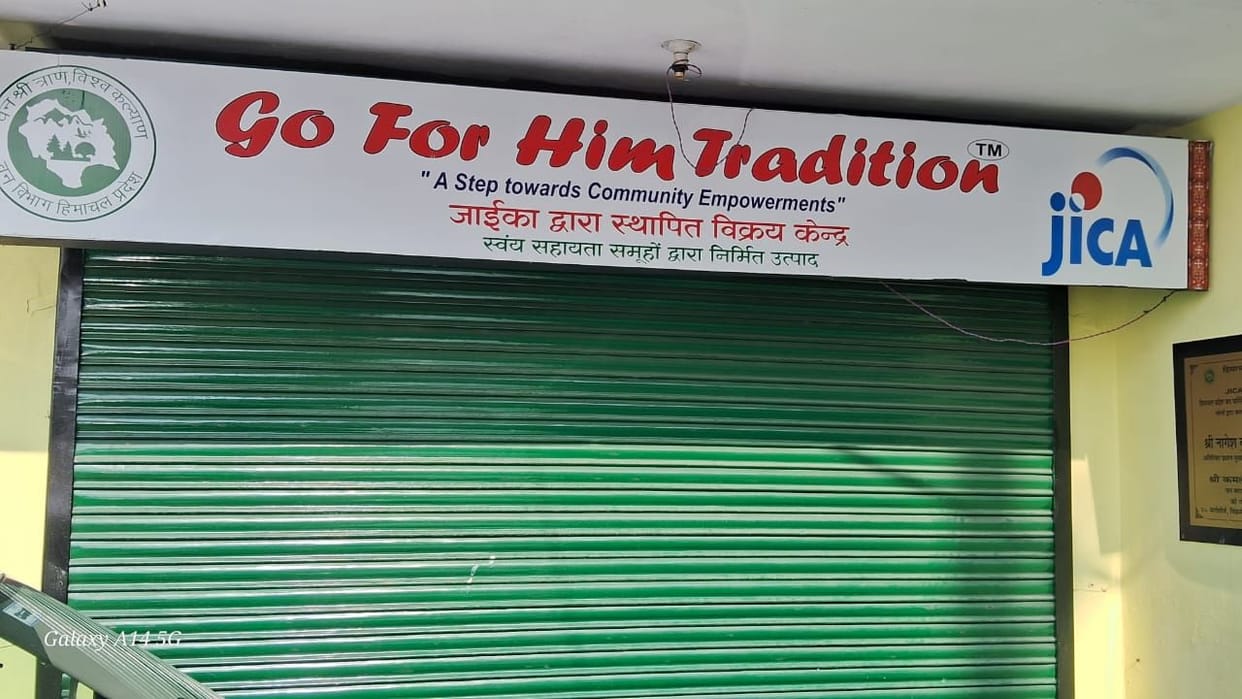 Sales center in Joginder Nagar locked, problems in selling products