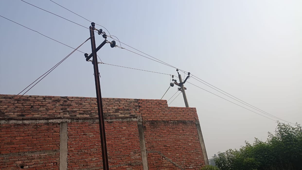 A teenager playing on the roof of his aunt house fell on a high tension wire and died