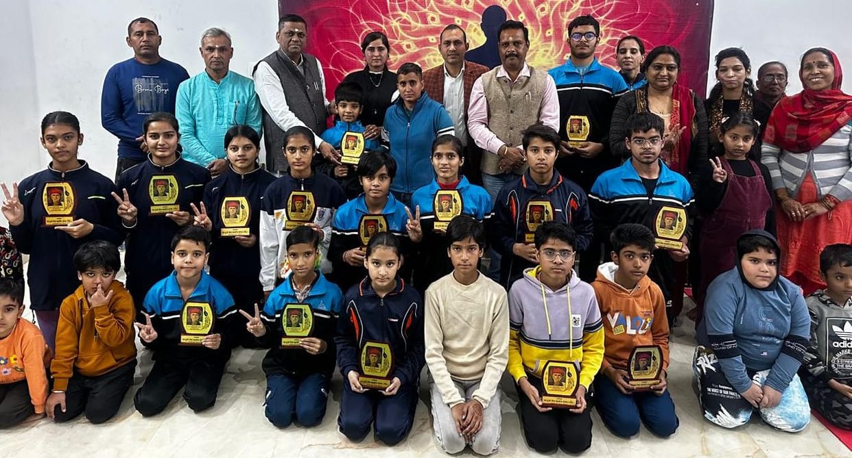 Yoga practitioners honored on the death anniversary of Mahatma Jyotiba Phule
