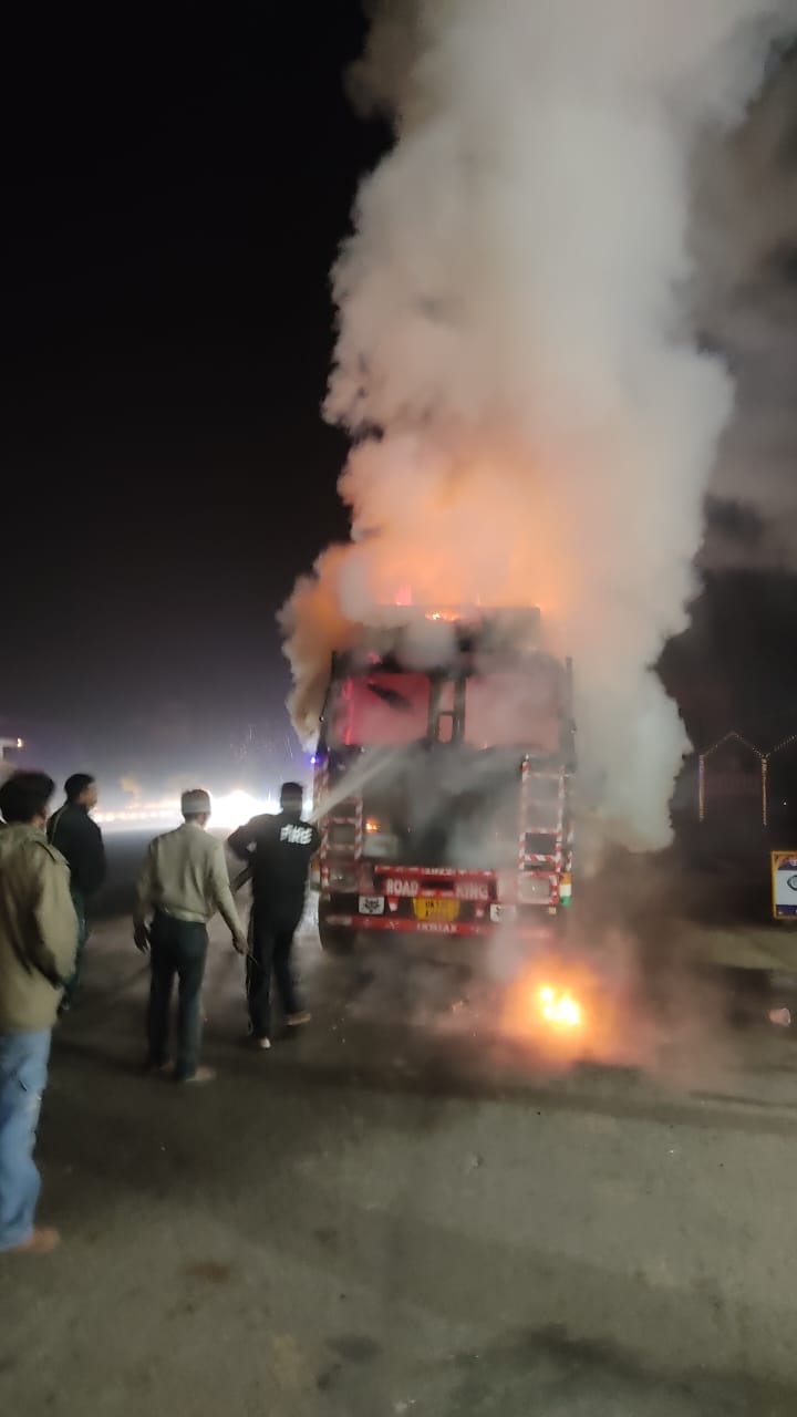 Roorkee News Truck caught Fire on the highway driver and conductor saved their lives by jumping