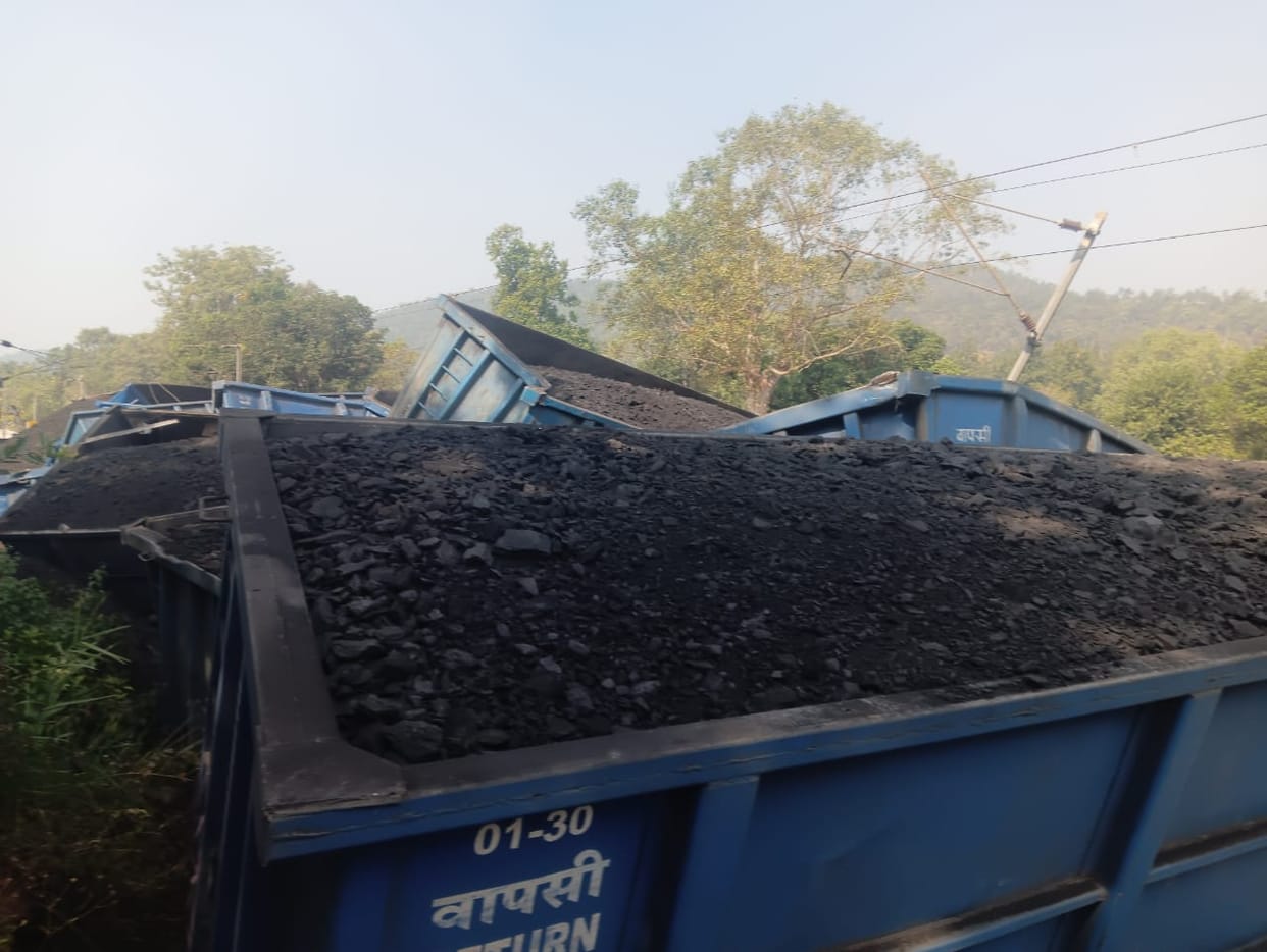 Shahdol News Goods train derailed several coaches overturned on track traffic stopped