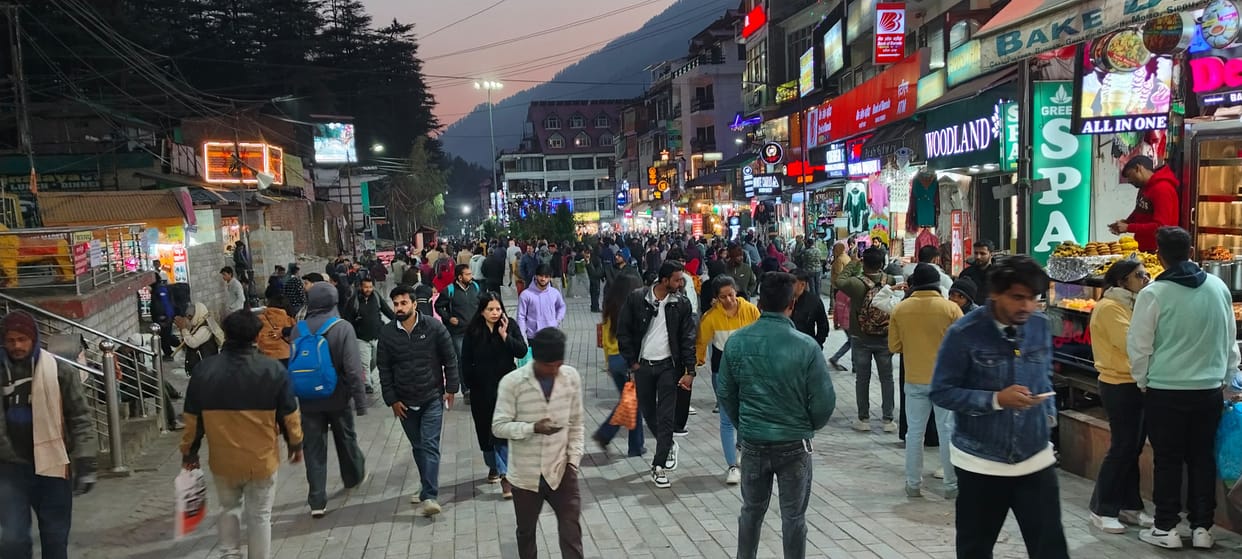 Crowd of tourists gathered in Rohtang after snowfall