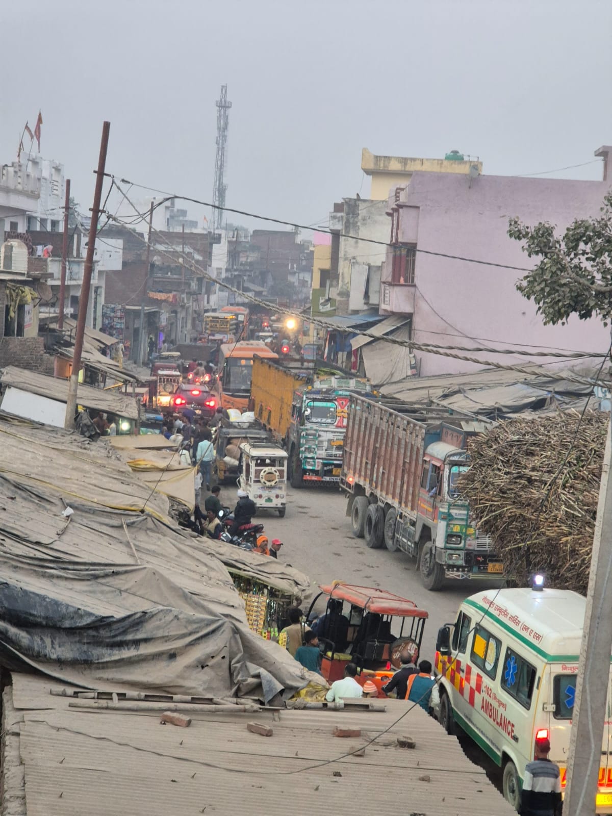 Jam in Dunka, two ambulances stuck