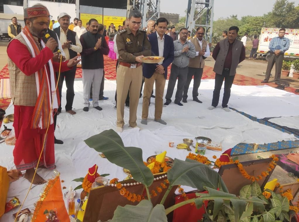 Crushing session of Bajaj Sugar Mill begins amid Vedic chanting.