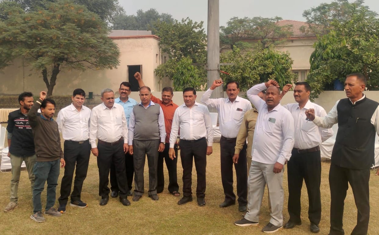 Employees demonstrated against handing over the tourism center to private hands