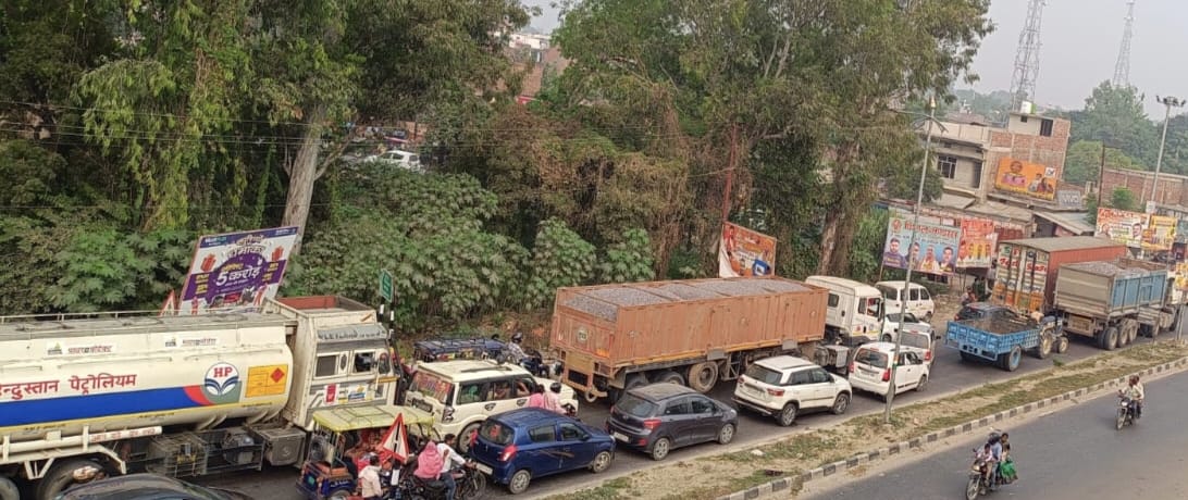 Ambulance stuck in jam, students traveling in bus also worried