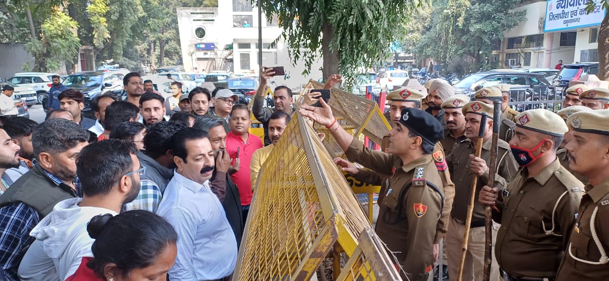 Stopped from meeting SP, recited Hanuman Chalisa on the ground