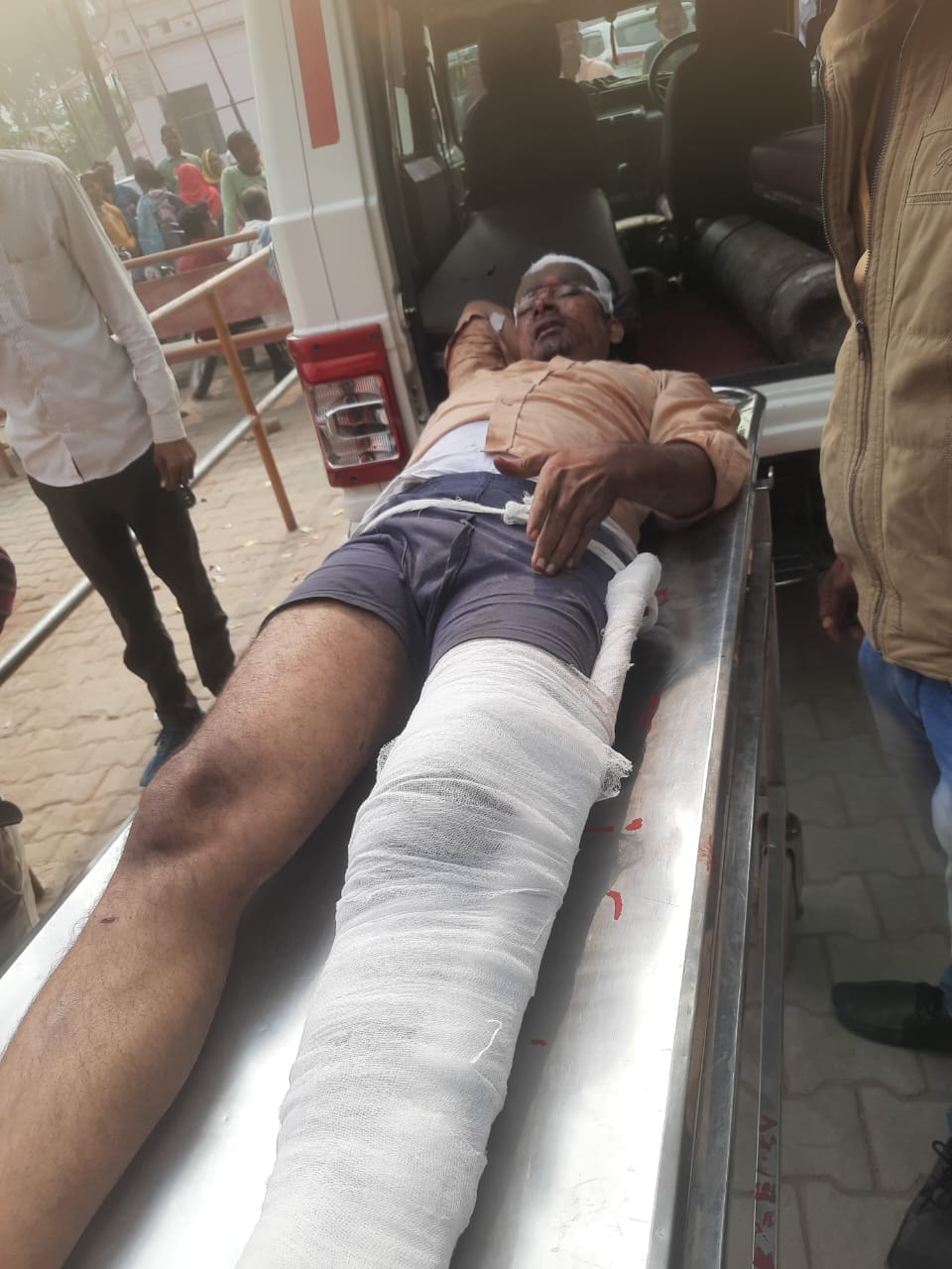 Father and two brothers bringing dead body of youth from Mumbai injured in road accident