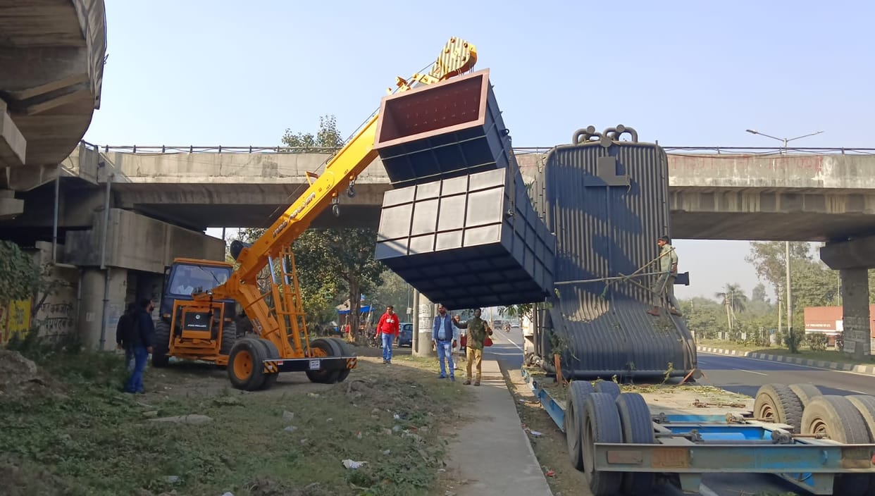 A truck going to Chandigarh got stuck near Kali Paltan bridge
