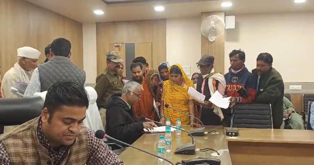 कलेक्टर के सामने पीड़ित महिला।