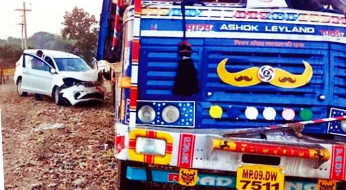 Creta went off the road and hit the barricades and rammed into the truck, 7 people injured