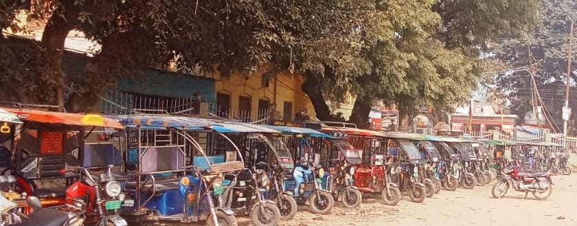 Protest against challan by parking e-rickshaws