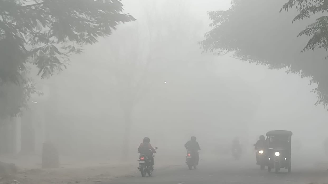 Fog slowed down the speed of vehicles, cold made people shiver