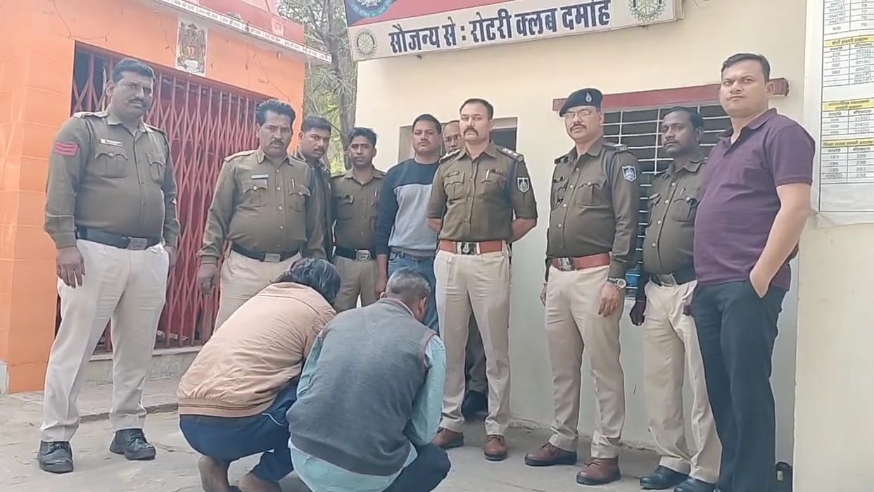 Damoh The thieves who were running away after stealing jewelry worth 50 lakhs