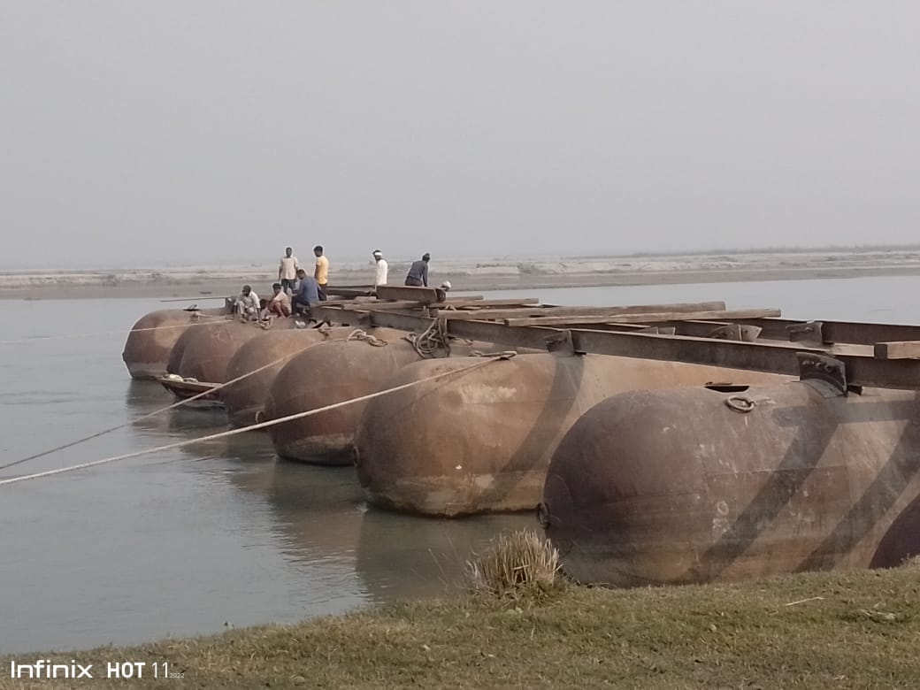 The department could not build a pontoon bridge, the only means of transport is boats