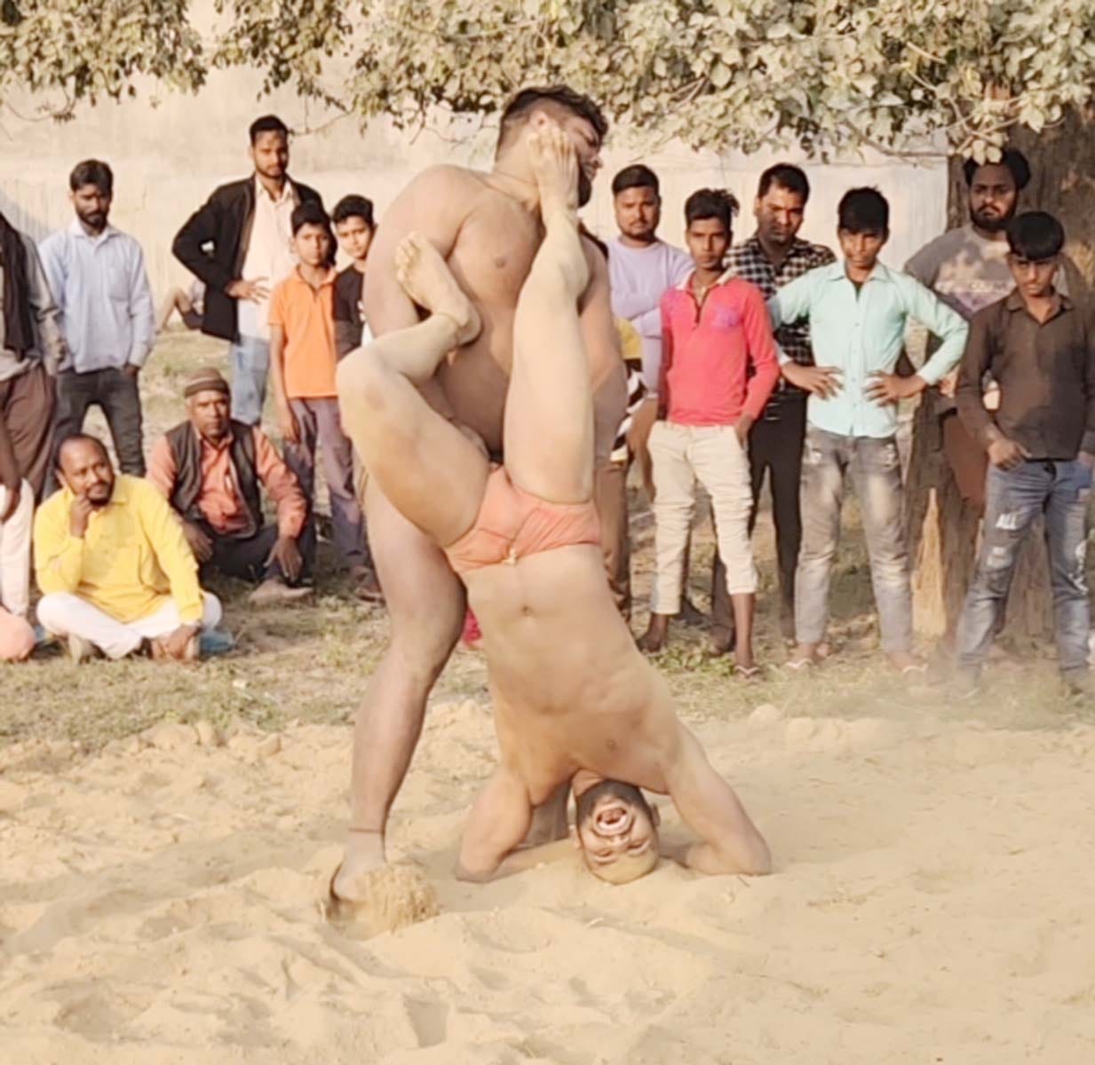 Badal the wrestler slapped and Chhota Laddi ran and slapped him
