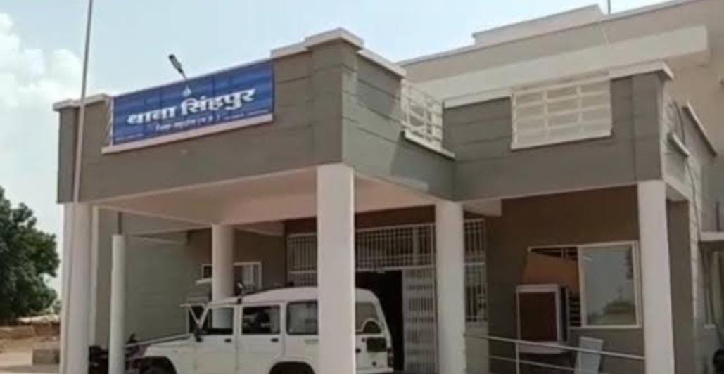 Mansi started remaining silent after her father's murder, committed suicide by hanging herself