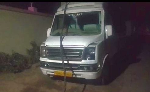 Electric cable burnt and fell on the tourist bus, driver and passenger saved their lives by jumping