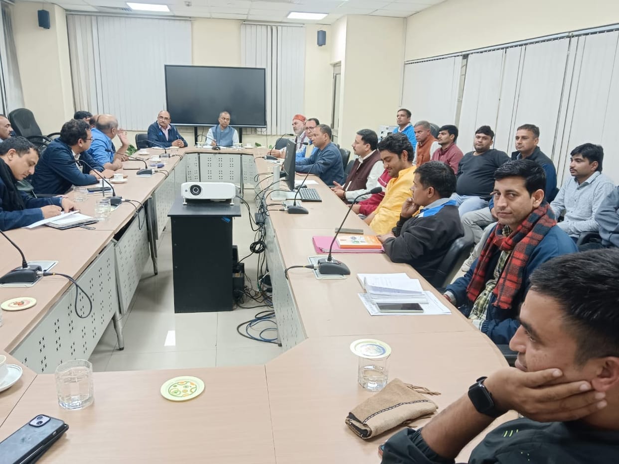 On the assurance of the management, the strike of the contract workers union was postponed for 15 days