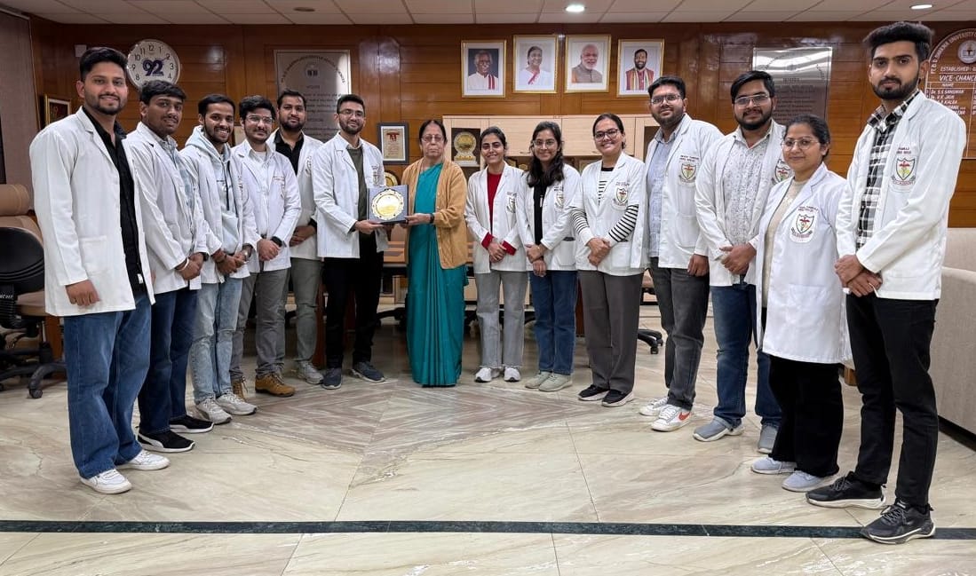 Former Vice Chancellor and former Director were honored by giving mementoes