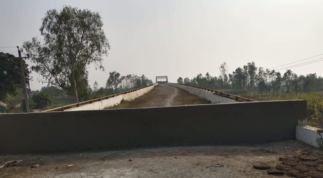 Signs have not been installed yet, pedestrians have to cross the road risking their lives